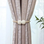 Un élégant rideau beige avec motif discret, idéal pour apporter sophistication et chaleur à votre intérieur. Accompagné d'un embrasse en perles, cet accessoire ajoute une touche de raffinement. Parfait pour le salon, la chambre ou toute autre pièce nécessitant une ambiance chaleureuse et accueillante.