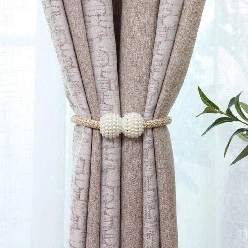 Un élégant rideau beige avec motif discret, idéal pour apporter sophistication et chaleur à votre intérieur. Accompagné d'un embrasse en perles, cet accessoire ajoute une touche de raffinement. Parfait pour le salon, la chambre ou toute autre pièce nécessitant une ambiance chaleureuse et accueillante.