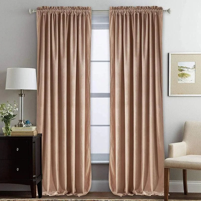 Paire de rideaux élégants de couleur beige, parfaits pour une décoration d'intérieur moderne. Ces rideaux ajoutent une touche de raffinement à votre salon, accentuant la luminosité tout en préservant l'intimité. Idéal pour harmoniser avec un mobilier contemporain.