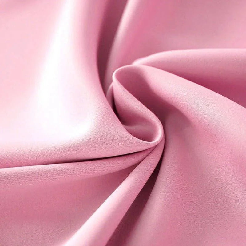 Drapé élégant en rose pastel, idéal pour la décoration intérieure ou la création de mode. Tissu doux et fluide, parfait pour une ambiance sophistiquée et moderne. Usage polyvalent pour projets d'artisanat ou design textile créatif.
