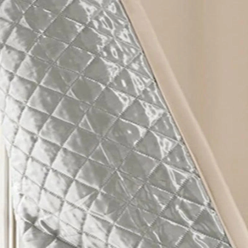 Image d'un accessoire isolant argenté avec motif matelassé, idéal pour améliorer l'efficacité énergétique dans une maison. Ce produit innovant assure une protection thermique optimale, réduisant les pertes de chaleur et contribuant à un confort accru. Solution parfaite pour économiser l'énergie tout en maintenant une température agréable à l'intérieur.