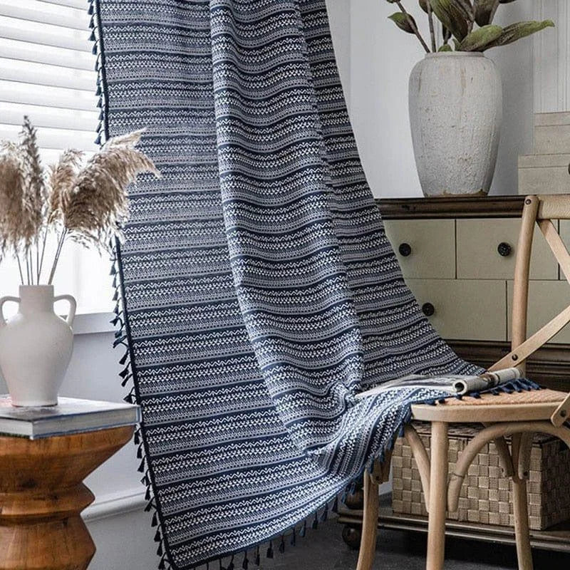 Rideau élégant avec motif géométrique bleu et blanc, parfait pour ajouter une touche de style scandinave à votre intérieur. Accessoire idéal pour illuminer votre salon ou chambre tout en préservant l'intimité. Design moderne et intemporel pour une décoration soignée.