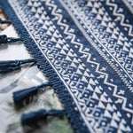 Chemin de table élégant avec motifs géométriques, de couleur bleue et blanche, agrémenté de franges décoratives. Idéal pour embellir une salle à manger avec une touche d'élégance et de style moderne. Parfait pour des occasions spéciales ou l'usage quotidien, ajoutant une dimension esthétique à votre intérieur.