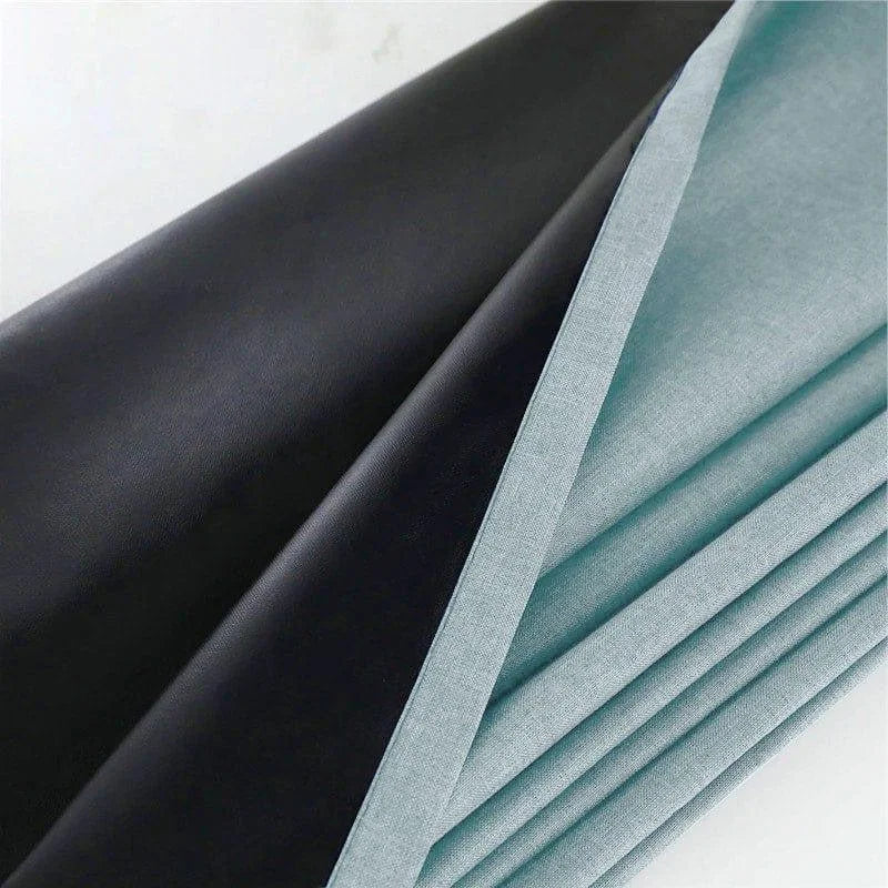 Voile occultant noir et gris clair pour rideaux, idéal pour bloquer la lumière dans les chambres et les espaces de vie, ambiance moderne et élégante. Parfait pour l'intimité et le confort.