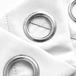 Rideau blanc avec œillets ronds argentés, idéal pour une décoration moderne et élégante. Ce modèle facile à accrocher offre une solution pratique pour embellir les fenêtres de votre maison. Parfait pour ajouter une touche sophistiquée à votre salon ou chambre.