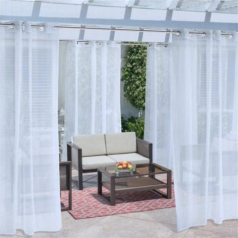 Salon de jardin moderne avec rideaux blancs, coin détente extérieur sophistiqué avec canapé et table basse, idéal pour terrasse ou patio. Aménagement extérieur élégant et fonctionnel, parfait pour moments de relaxation en plein air.