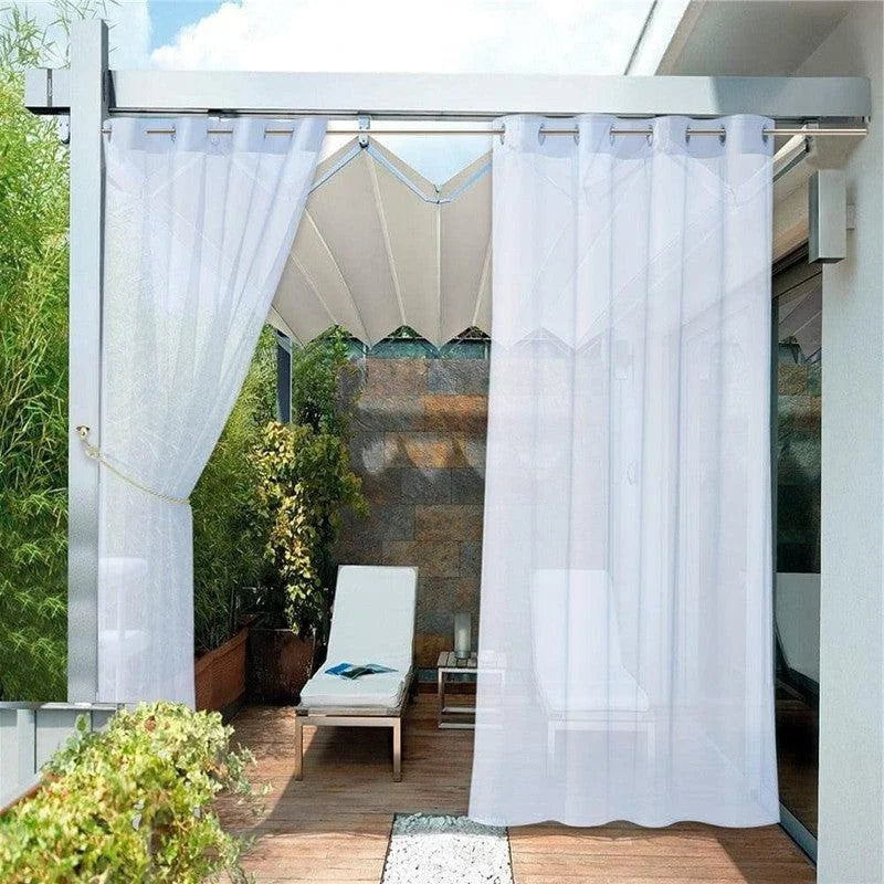 Rideaux élégants pour terrasse avec vue. Un design moderne qui apporte une touche de fraîcheur et d'intimité à votre espace extérieur. Idéal pour protéger du soleil tout en offrant un cadre accueillant sur votre balcon ou patio. Solution esthétique pour vos moments de détente en plein air.