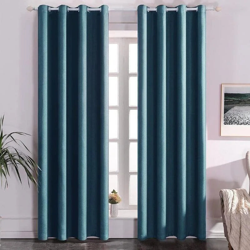 Rideaux de salon bleu pétrole élégants, décoration moderne pour fenêtres, rideaux occultants pour intimité et confort, accessoire de décoration intérieure tendance, style contemporain pour salon lumineux.