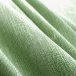 Texture de tissu vert, idéal pour la confection de vêtements élégants et stylés. Parfait pour la création de tenues douces et confortables. Convient pour des projets de coutures variés, offrant une touche moderne et chic à toute réalisation vestimentaire.