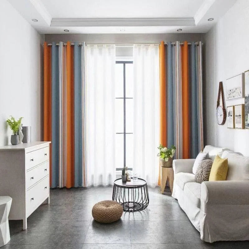 Rideaux modernes multicolores pour salon, ajoutant une touche élégante avec des teintes orange et bleue. Idéal pour une décoration intérieure contemporaine.