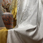 Image d'un élégant rideau blanc avec motif en éventail, apportant une touche sophistiquée à votre intérieur. Accompagné d'un vase décoratif aux couleurs terre, il crée une atmosphère chaleureuse et accueillante dans votre salon ou chambre. Idéal pour une décoration contemporaine et raffinée.