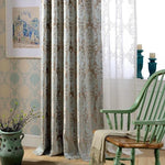 Rideaux élégants aux motifs classiques dans un salon confortable. Décoration intérieure raffinée avec fauteuil vert et éléments décoratifs. Idéal pour ajouter une touche de sophistication à la maison.