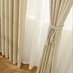 Rideaux élégants pour salon, couleur beige, accentuant la décoration intérieure, filtrant la lumière tout en ajoutant une touche de sophistication et de modernité à votre espace de vie. Accessoire parfait pour un intérieur cosy et raffiné.