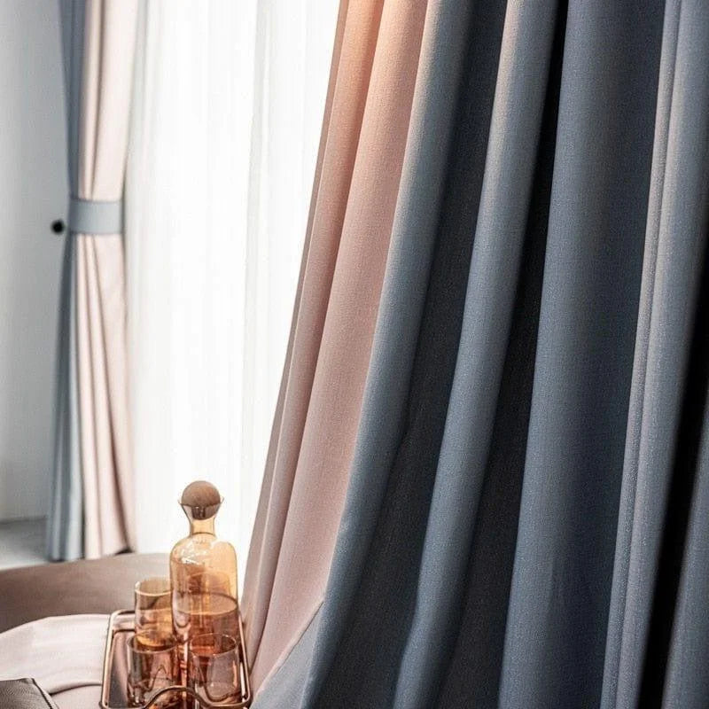 Rideaux élégants en dégradés de couleurs bleu et beige, parfaits pour ajouter une touche de sophistication à votre salon. Design moderne idéal pour un éclairage tamisé et une ambiance chaleureuse. Combinez esthétique et fonctionnalité avec ces voilages tendance.