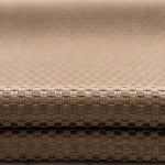 Image d'un tissu beige à motif sophistiqué, idéal pour la confection de vêtements élégants. La texture du tissu ajoute une touche de raffinement, parfaite pour des projets de couture ou de décoration intérieure. Parfait pour ceux qui recherchent un design classique et intemporel.