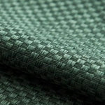 Tissu vert avec un motif en damier, idéal pour l'ameublement ou la couture de vêtements élégants. Texture détaillée mettant en valeur un design moderne et raffiné. Convient parfaitement pour apporter une touche de sophistication à tout projet textile.