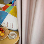 Rideau élégant couleur pastel pour un intérieur moderne avec une table décorative ornée d'une coupe de fruits et une tasse à thé, accentuant un style contemporain et artistique coloré. Parfait pour apporter une touche de sophistication à votre salon ou chambre.