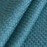 Texture en tissu bleu avec un motif en damier, idéale pour la décoration intérieure et la confection de meubles modernes. Cette étoffe offre une touche d'élégance et de sophistication à tout espace.