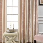 Rideaux élégants aux motifs classiques pour salon moderne, rehaussant la lumière naturelle de la pièce. Décoration intérieure chic avec accessoires raffinés et mobilier confortable. Ambiance chaleureuse et sophistiquée pour un séjour accueillant.
