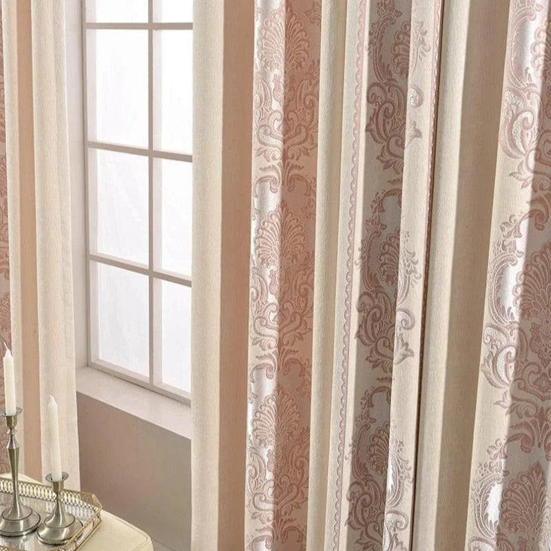 Rideaux élégants avec motifs floraux dans une pièce lumineuse avec des fenêtres, parfaits pour apporter une touche sophistiquée et chaleureuse à votre intérieur. Ces rideaux décoratifs enrichissent l'espace tout en contrôlant la luminosité. Idéal pour un salon ou une chambre afin de créer une ambiance accueillante.
