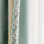 Rideau élégant avec motif géométrique, de couleur turquoise et détails dorés, idéal pour ajouter une touche moderne et sophistiquée à votre intérieur. Parfait pour les salons et les chambres, ce rideau illumine l'espace avec style et raffinement.