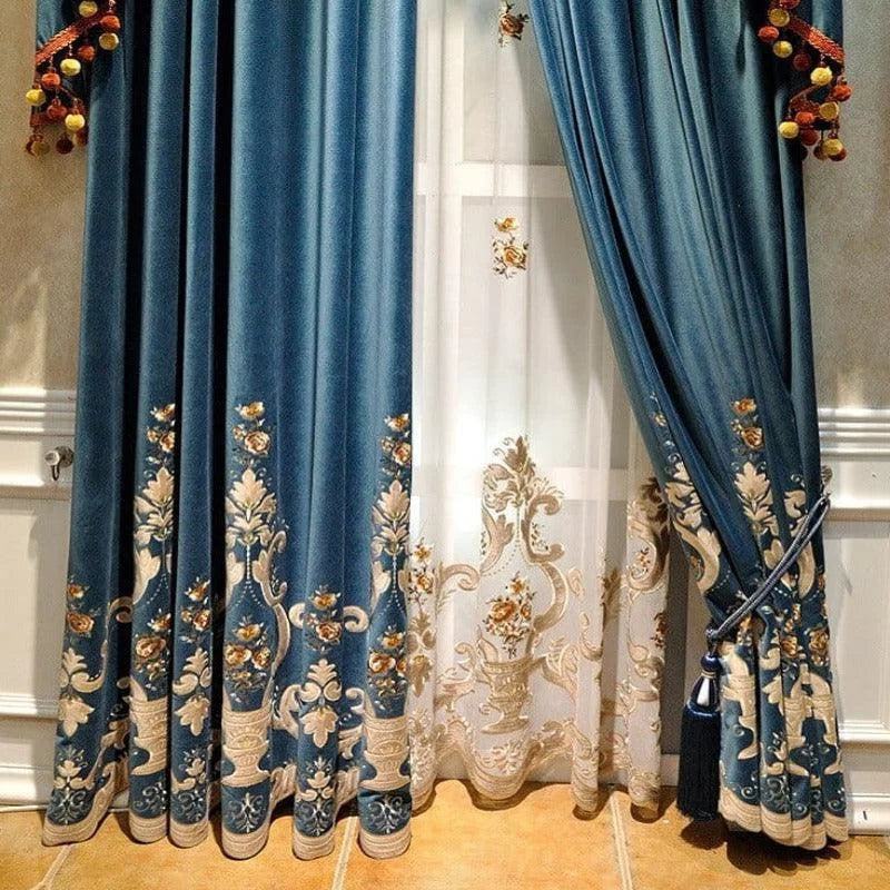Rideaux élégants de couleur bleue avec motifs floraux, parfaits pour ajouter une touche de sophistication à votre intérieur. Embellissement raffiné avec ornements décoratifs en bas, ces rideaux sont idéaux pour un salon ou une chambre. Ajoutez du charme à votre décoration avec ces rideaux modernes et stylés. Transformez votre espace avec ce design chic et intemporel.