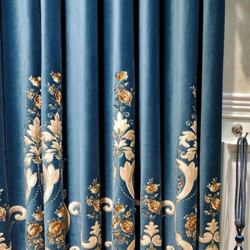 Voilage élégant avec motifs floraux dorés sur fond bleu, idéal pour apporter une touche sophistiquée à votre intérieur. Parfait pour le salon ou la chambre, ce rideau combine esthétique et fonctionnalité. Ajoutez une note de raffinement à votre décoration avec ce design classique et intemporel.