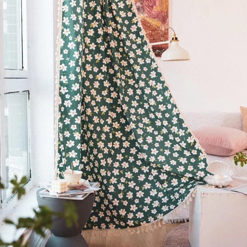 Rideau fleuri vert avec motifs de fleurs blanches, idéale pour ajouter une touche de fraîcheur et de style à votre intérieur. Parfait pour un salon ou une chambre, il apporte luminosité et charme à votre espace de vie. Accessoire de décoration élégant, ce rideau transforme l'atmosphère de votre pièce avec un motif floral moderne.