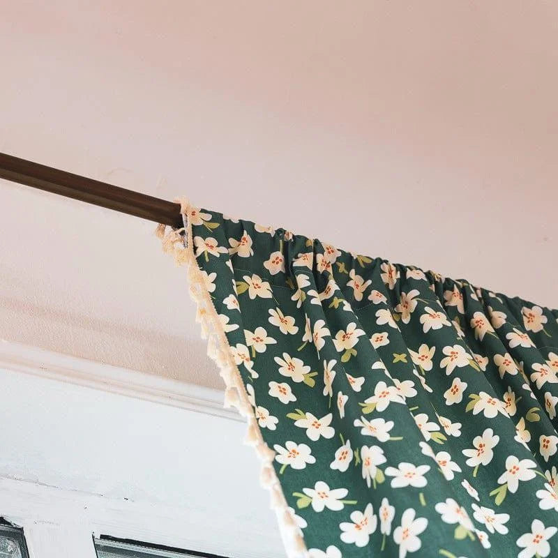 Rideau à motif floral vert foncé avec des fleurs blanches et bordure décorative, idéal pour ajouter une touche élégante et naturelle à votre intérieur. Parfait pour le salon ou la chambre, ce rideau apporte une ambiance fraîche et printanière à votre décoration. Facile à installer, il s'adapte à différentes tailles de tringles.