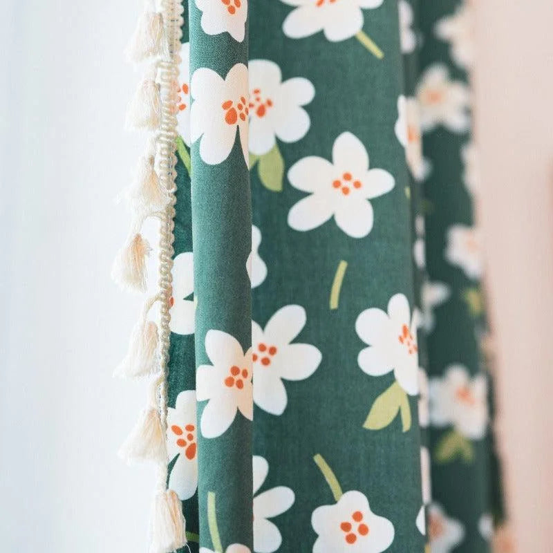 Rideau floral vert avec motifs de fleurs blanches et détails fringants, parfait pour ajouter une touche de fraîcheur printanière à votre intérieur. Idéal pour les salons, chambres ou espaces de relaxation, ce rideau apporte une ambiance naturelle et élégante tout en filtrant la lumière. Transformez votre décor avec ce design inspiré de la nature.
