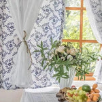 Rideau décoratif avec motifs floraux bleus, idéal pour apporter une touche romantique et élégante à votre salon. Parfait pour encadrer une vue lumineuse et naturelle, ce rideau ajoute une ambiance fraîche à votre intérieur. Idéal pour harmoniser avec des éléments de décoration naturels comme des plantes ou des bouquets de fleurs.