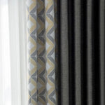 Rideaux modernes pour salon, combinant motifs géométriques élégants et teintes neutres, apportant une touche de style et de sophistication à votre intérieur. Parfait pour la décoration de fenêtres dans les espaces de vie contemporains.