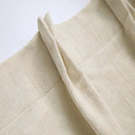 Pantalon élégant pour femme en beige, coupe classique avec détails soignés. Idéal pour un look raffiné au bureau ou pour des occasions spéciales. Facile à assortir avec des hauts de différentes couleurs pour un style polyvalent.