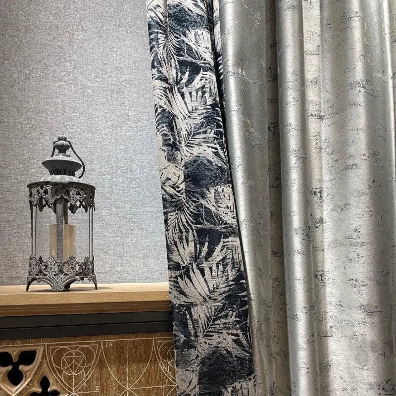 Rideau élégant avec motif feuillage tropical et texture moderne, idéal pour apporter une touche de sophistication à la décoration intérieure. Associe harmonieusement motifs naturels et contemporains. Lumière tamisée grâce à une lanterne décorative en métal, parfaite pour créer une ambiance chaleureuse et chic. Solution idéale pour embellir salon, chambre ou tout espace de vie.
