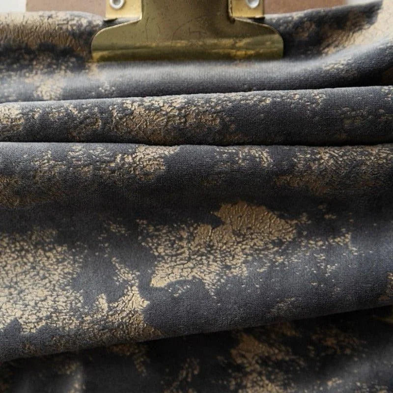 Tissu élégant avec un motif doré et noir harmonieux, idéal pour la création de vêtements ou d’accessoires sophistiqués. Parfait pour apporter une touche de luxe à vos projets de couture ou de décoration intérieure. Adapté pour une ambiance chic et contemporaine.