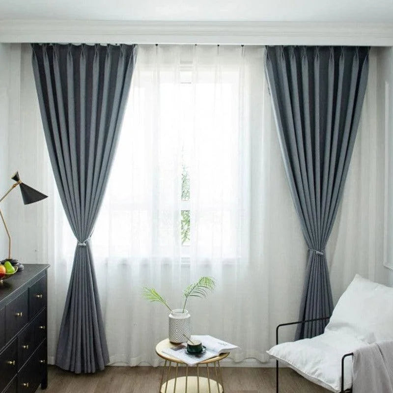 Rideaux élégants pour salon moderne, offrant une touche de sophistication à votre décoration intérieure. Ces rideaux longs aux teintes grises ajoutent une ambiance paisible à la pièce tout en permettant une diffusion douce de la lumière. Parfaits pour les espaces de vie contemporains, ils créent un cadre raffiné et accueillant. Idéal pour sublimer votre salon ou votre chambre à coucher avec style.