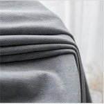 Couverture grise élégante, idéale pour ajouter une touche de confort et de style à votre intérieur. Parfaite pour le salon ou la chambre, cette pièce s'adapte à tout type de décoration grâce à sa teinte sobre et contemporaine. Accessoire incontournable pour une ambiance chaleureuse et accueillante.