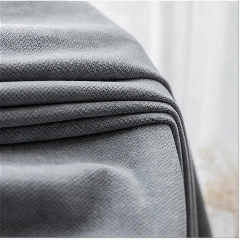 Couverture grise élégante, idéale pour ajouter une touche de confort et de style à votre intérieur. Parfaite pour le salon ou la chambre, cette pièce s'adapte à tout type de décoration grâce à sa teinte sobre et contemporaine. Accessoire incontournable pour une ambiance chaleureuse et accueillante.