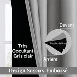 Gros plan sur la composition d’un rideau gris clair très occultant avec couche de fil noir et design soyeux embossé, idéal pour bloquer la lumière.