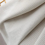 Textile motif à carreaux gris et blancs, idéal pour décoration d'intérieur et créations personnalisées, offrant une touche élégante et moderne à tout espace. Parfait pour divers projets créatifs de couture.