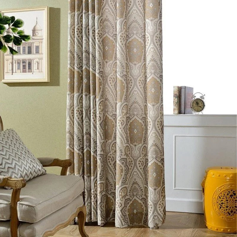 Rideau élégant avec motifs ornementaux dans un salon raffiné, mettant en valeur une décoration intérieure sophistiquée. Accents classiques avec une chaise confortable et un coussin à motifs. Un meuble blanc ajoute une touche moderne, tandis qu'un tabouret décoratif jaune apporte une note de couleur vibrante. Accessoires de décoration rétro, tels qu'une horloge et des livres, complètent l'ensemble.