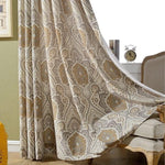 Rideau élégant avec motif arabesque et nuances dorées, parfait pour un salon ou une chambre. Offre une touche raffinée et chaleureuse à votre intérieur, tout en ajoutant une ambiance chic et sophistiquée à votre décoration. Accessoire idéal pour habiller vos fenêtres avec style et originalité.