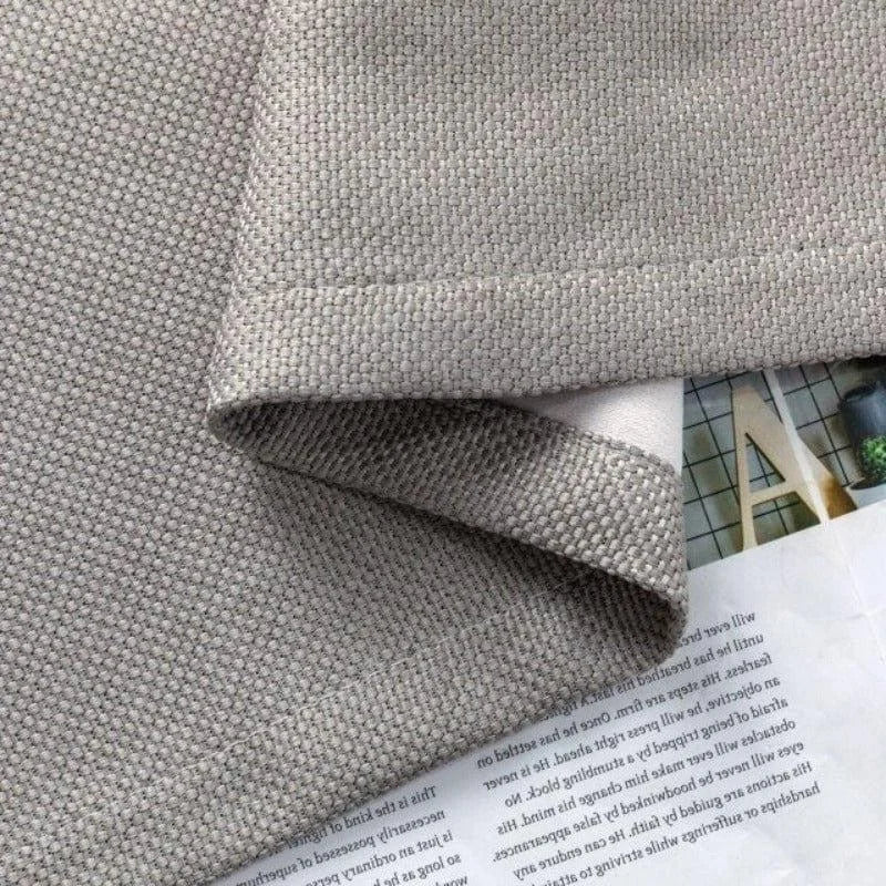Rideau gris moderne avec texture douce, idéal pour la décoration intérieure de salon ou chambre, offrant une ambiance élégante et contemporaine. Parfait pour ajouter une touche de style à tout espace de vie.