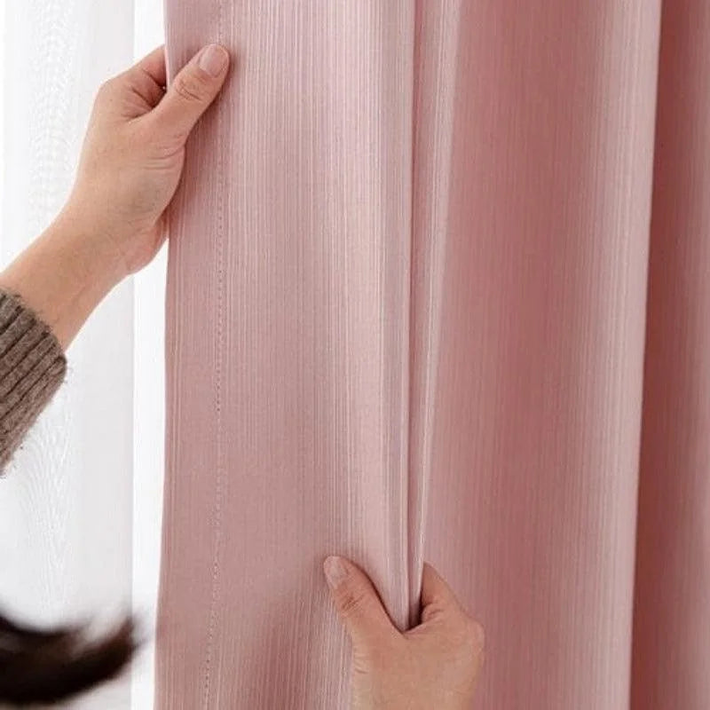Rideau rose élégant pour une décoration intérieure moderne. Parfait pour ajouter une touche de couleur douce à votre salon ou chambre. Idéal pour créer une ambiance chaleureuse et accueillante. Facile à installer et ajustable selon vos besoins.