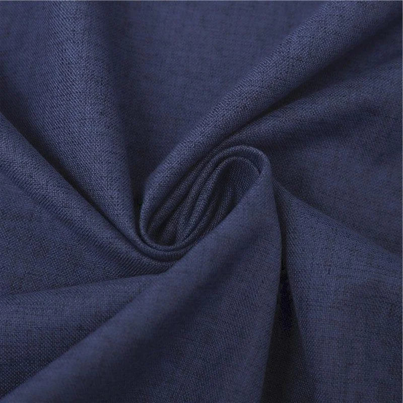 Image d'un tissu bleu élégant, parfaite pour la confection de vêtements sur mesure ou de décoration intérieure, idéal pour les projets de couture créatifs.