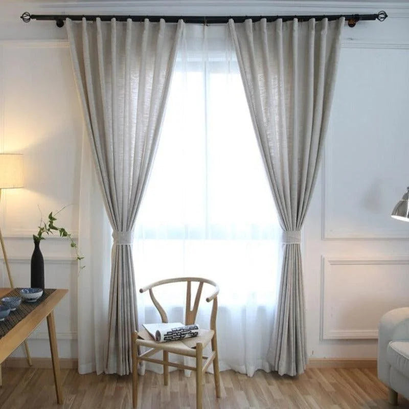 Rideaux élégants pour salon moderne, coloris neutre, offrant une ambiance lumineuse et chaleureuse. Accessoire de décoration intérieure idéal pour filtrer la lumière naturelle tout en préservant l'intimité. S'intègre parfaitement avec des meubles en bois clair pour un style scandinave sophistiqué.