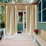Rideaux d'extérieur pour terrasse, idéaux pour ajouter élégance et intimité à votre espace extérieur. Ces rideaux suspendus sur une pergola en bois améliorent l'esthétique d'une maison moderne, parfaite pour les espaces extérieurs comme les patios ou vérandas. Ajoutez une touche de style et de confort à votre jardin avec ces rideaux pratiques et décoratifs.