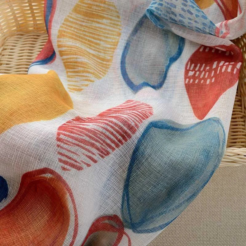 Étoffe décorative avec motifs colorés abstraits, idéale pour ajouter une touche artistique et moderne à votre intérieur. Les formes organiques multicolores apportent dynamisme et originalité, s'adaptant parfaitement à différents styles de décoration. Accessoire polyvalent pour rehausser l'ambiance de votre espace de vie.