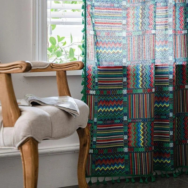 Décoration intérieure avec rideau coloré à motifs géométriques, ajoutant une touche vibrante et artistique à votre salon. Idéal pour apporter de la couleur et du style à votre espace de vie, tout en respectant une ambiance chaleureuse et accueillante.