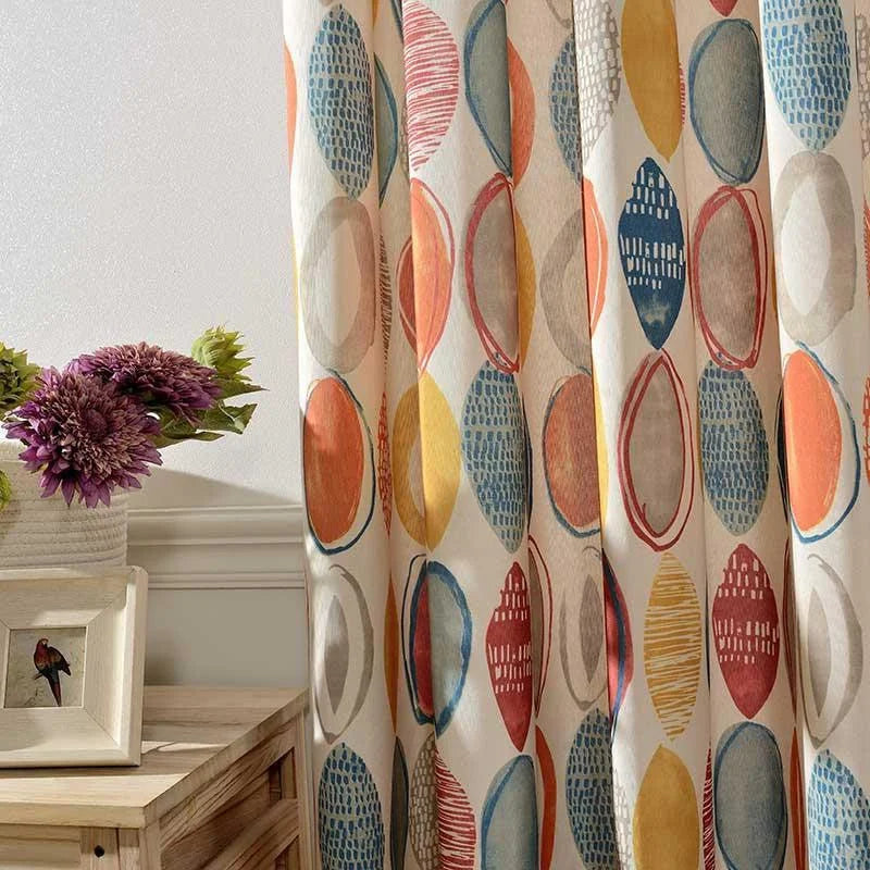 Rideaux à motifs géométriques colorés pour un intérieur moderne. Décoration d'intérieur vibrante avec des cercles en rouge, bleu, jaune et orange. Ajoutez de la couleur à votre salon ou chambre à coucher. Accessoirisez votre espace de vie avec élégance et style. Convient pour tous les styles de décoration contemporaine.